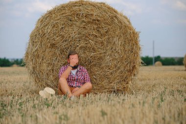 adam saman haystacks sonra dinlenme