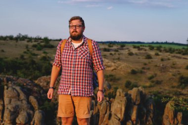 Genç Kanyon uçurumun üzerinde sakal duran adamla