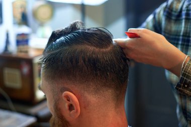 Saç ve sakal Berber Dükkanı'nın adamlarından usta keser