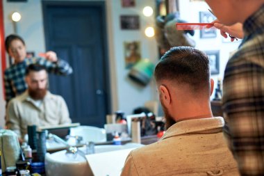 Saç ve sakal Berber Dükkanı'nın adamlarından usta keser