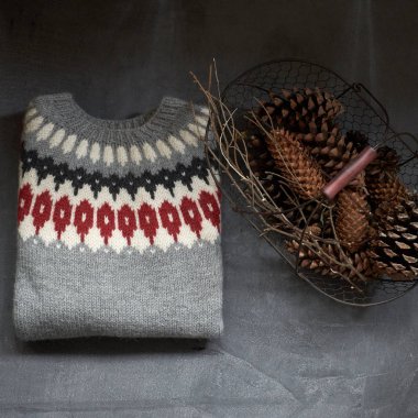 Kazak ile kırmızı jakar desen gri