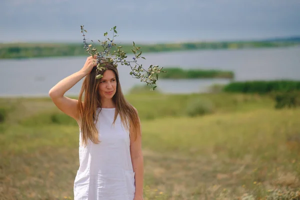 Žena, procházky podél řeky — Stock fotografie