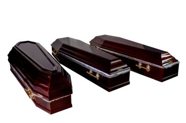 Üç kapalı ahşap tabut izole