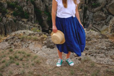 mutlu kız Kanyon bir arka plan üzerinde ayakta