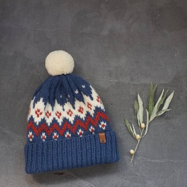 Jakar desen gri bir arka plan ile mavi kış şapka