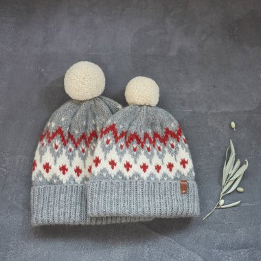 jakar desen gri bir arka plan ile iki gri örgü şapka