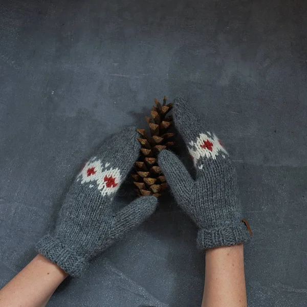 Manopla gris con un patrón de trenza sobre un fondo gris —  Fotos de Stock