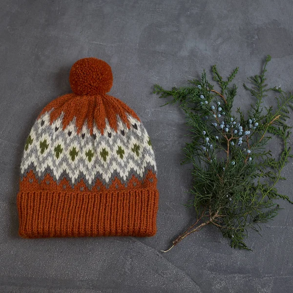 Gri bir arka plan üzerinde kırmızı bere modeli jakarlı