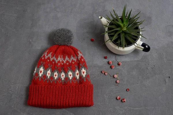 Patrón de gorra roja jacquard sobre un fondo gris —  Fotos de Stock