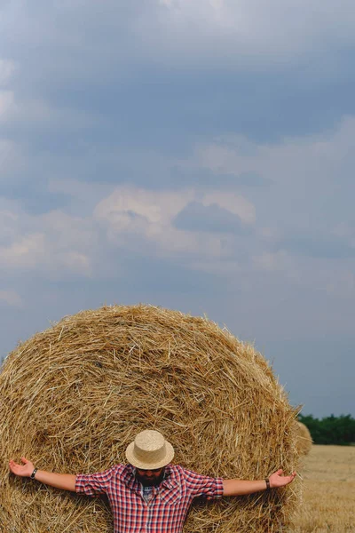 ผู้ชายที่พักผ่อนหลังหญ้าในกองหญ้า — ภาพถ่ายสต็อก