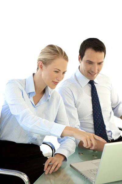 Empresários Trabalhando Juntos Escritório Dois Executivos Usando Laptop Linda Empresária — Fotografia de Stock