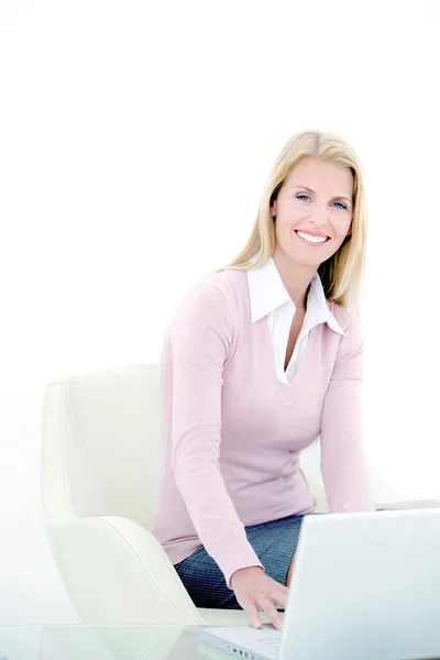 Executive Business Woman Pomocą Laptopa Salonie — Zdjęcie stockowe