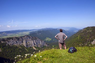 Güzel bir günde büyük açık hava keyfi uzun yürüyüşe çıkan kimse