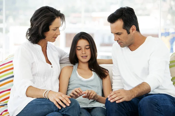 Les Parents Discutent Avec Une Adolescente Maison — Photo