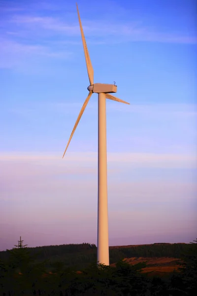 Massives Einzelwindrad Bei Sonnenuntergang Erneuerbare Energien Alternative Energielösung — Stockfoto
