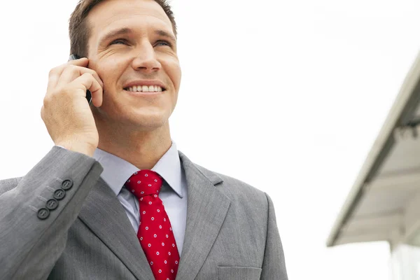 Jonge Gelukkig Verkoper Telefoon Buiten Close Portret — Stockfoto