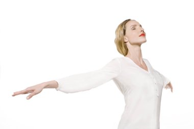 bir rahatlatıcı yoga tutum - kollar gergin gözlü güzel kadın kapalı