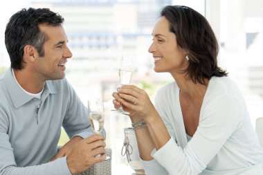 Çift tanışma ve şampanya - Orta içki aşık insanlar yaşlı