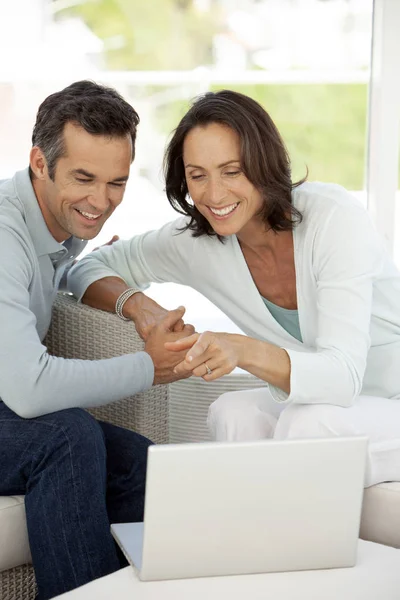 Schönes Paar Mit Laptop Hause Glückliche Menschen Mittleren Alters Frau — Stockfoto