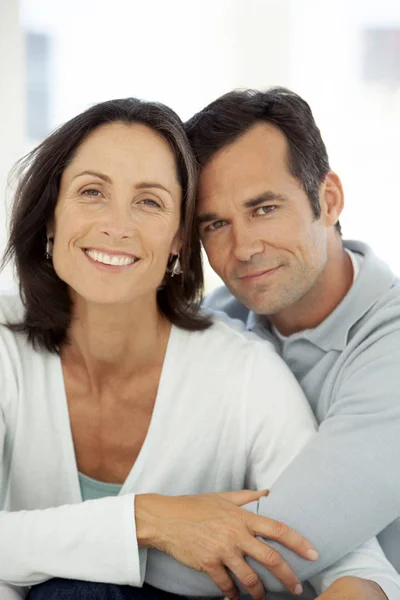 Pareja Enamorada Abrazando Personas Mediana Edad Retrato — Foto de Stock