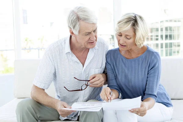 Pareja Ancianos Haciendo Finanzas Caseras Juntos Casa — Foto de Stock