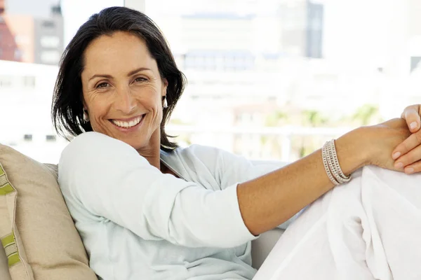 Mujer Relajante Casa Hermosa Morena Mediana Edad Retrato — Foto de Stock