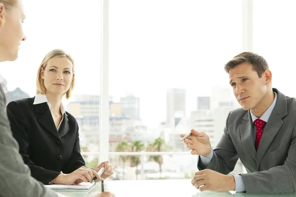 Vállalati Emberek Birtoklás Egy Üzleti Tárgyalás Office Tárgyalások Megbeszélések — Stock Fotó