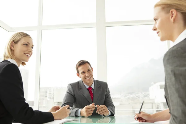 Geschäftsleute Bei Einem Geschäftstreffen Büro Verhandlungen Und Gespräche — Stockfoto