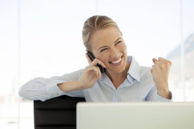 Hava Delme işyeri - ofis telefon smartphone kullanarak başarılı genç güzel işkadını - portre, telefondaki kadın