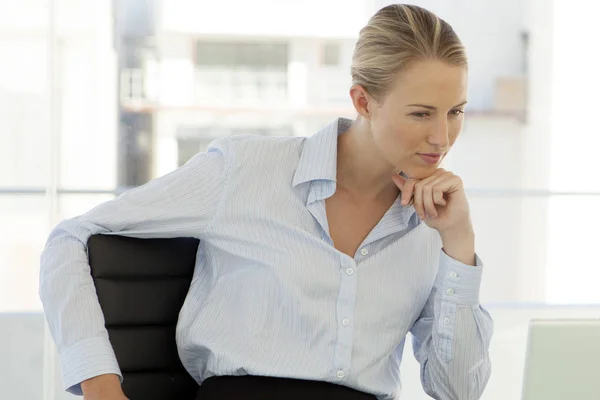 Business Executive Woman Work Using Laptop Thoughtful Pretty Businesswoman — Stock Photo, Image