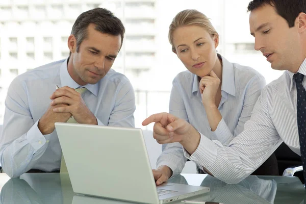 Trabalho Equipe Empresarial Homens Negócios Mulheres Que Trabalham Laptop — Fotografia de Stock