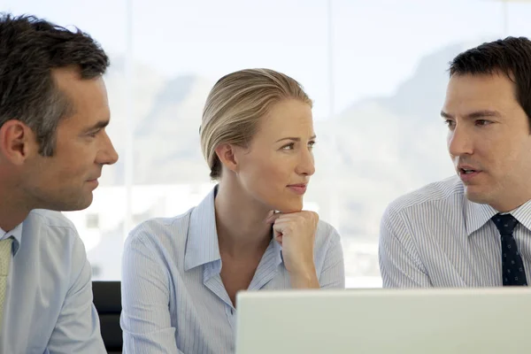 Företagskunder Teamwork Affärsmän Och Kvinna Som Arbetar Laptop — Stockfoto