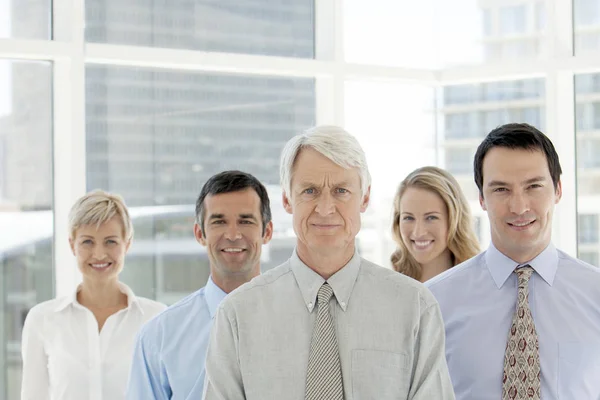 Företagets Ledare Med Laget Office Grupporträtt — Stockfoto