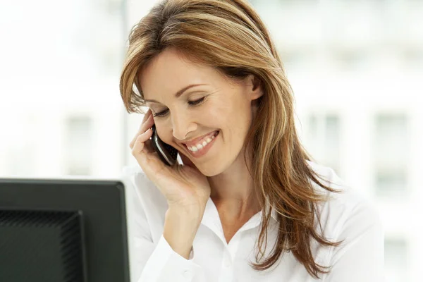 Mujer Teléfono Mujer Negocios Usando Teléfono Oficina Ejecutivo Corporativo —  Fotos de Stock