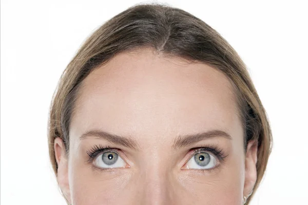 Mujer Mirando Hacia Arriba Aislado Cerca Media Cara — Foto de Stock