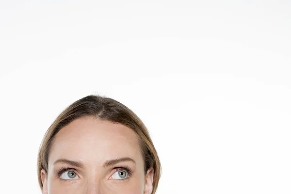 Mujer Mirando Hacia Arriba Aislado Cerca Media Cara —  Fotos de Stock