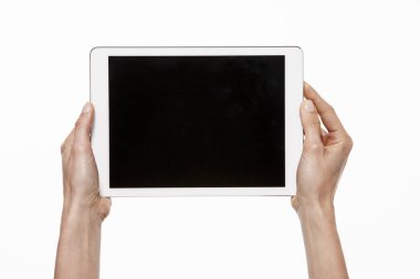 Beyaz arka plan üzerinde izole tablet pc tutan el