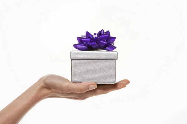 Gift Vrouwelijke Hand Geïsoleerd Witte Achtergrond — Stockfoto