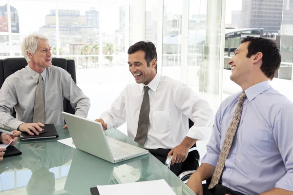 Üzletemberek Egy Találkozón Sikeres Vállalati Vezetők Nevetve — Stock Fotó