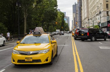 New York, ABD - Eylül 2017: Manhattan street, sarı taksi yol geçtikten