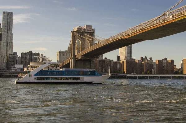 New York City Brooklyn Bridge Bateau — Photo