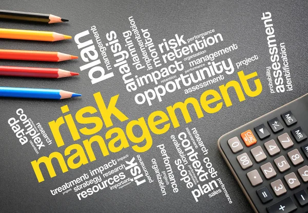 Risk Management Word Cloud op Desktop — Stockfoto