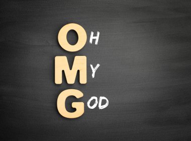 Omg kelimesini oluşturan ahşap alfabeler