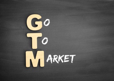 Gtm kelimesini oluşturan ahşap alfabeler