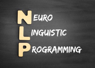 Nlp kelimesini oluşturan ahşap alfabeler