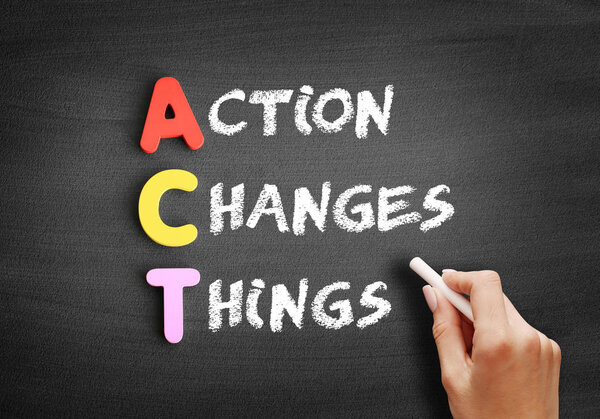 Цвет деревянных алфавитов строит слово АКТ
