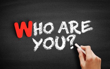 Kimsin? yazı tahtası üzerinde metin