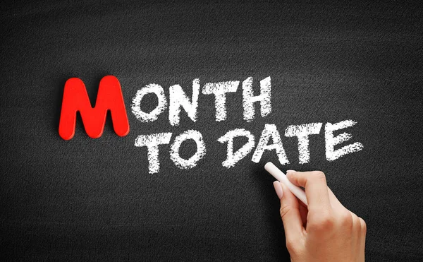 Tekst miesiąca do daty na tablicy — Zdjęcie stockowe