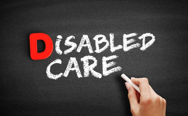 Texte sur les soins aux personnes handicapées au tableau noir — Photo