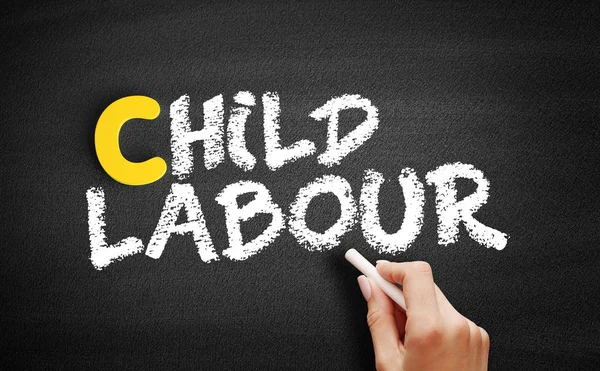 Texto sobre el trabajo infantil en pizarra —  Fotos de Stock